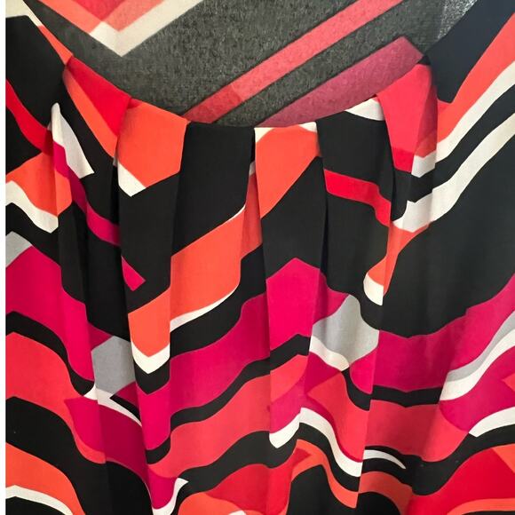 Kasper Fuchsia & Black Abstract Print Blouse Size M Pleated Scoop Neck Artsy - Picture 13 of 16